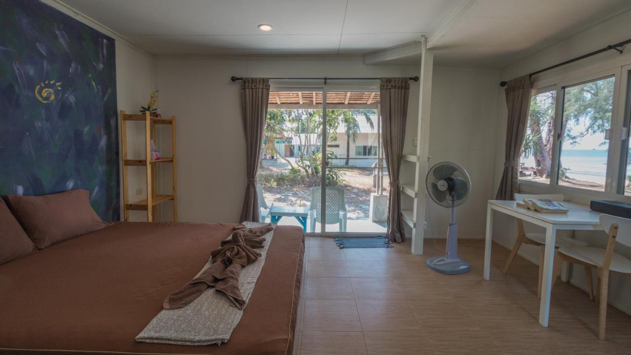 Phayam Friends Hotel Ко Паям Екстериор снимка