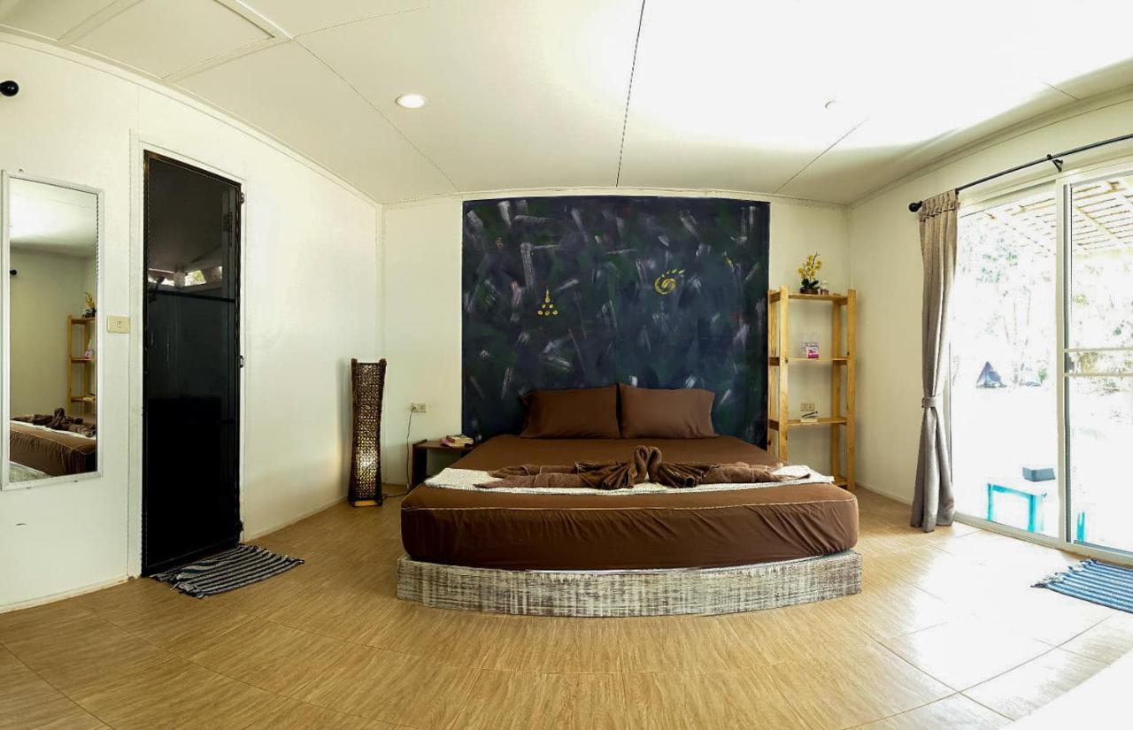 Phayam Friends Hotel Ко Паям Екстериор снимка
