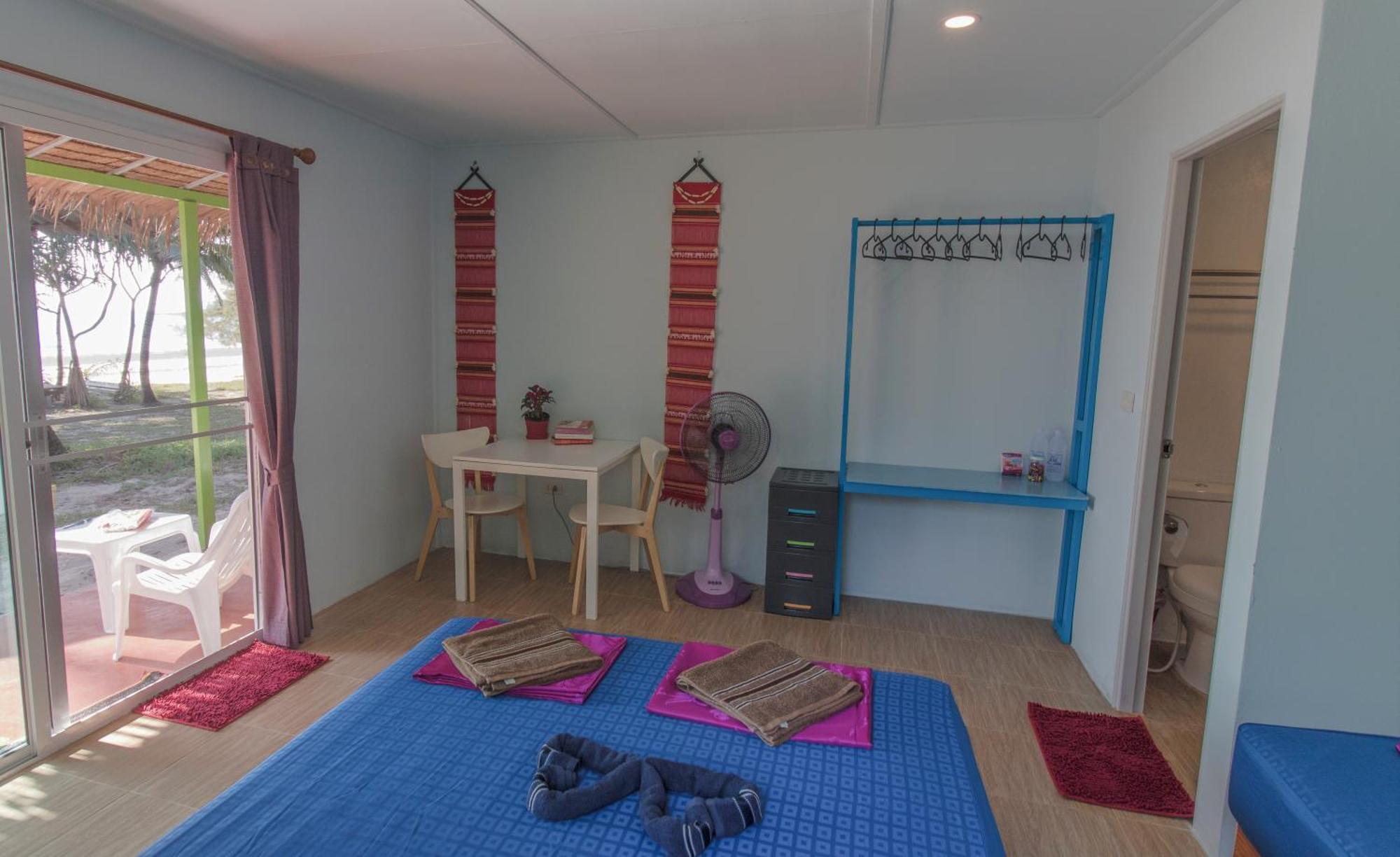 Phayam Friends Hotel Ко Паям Екстериор снимка
