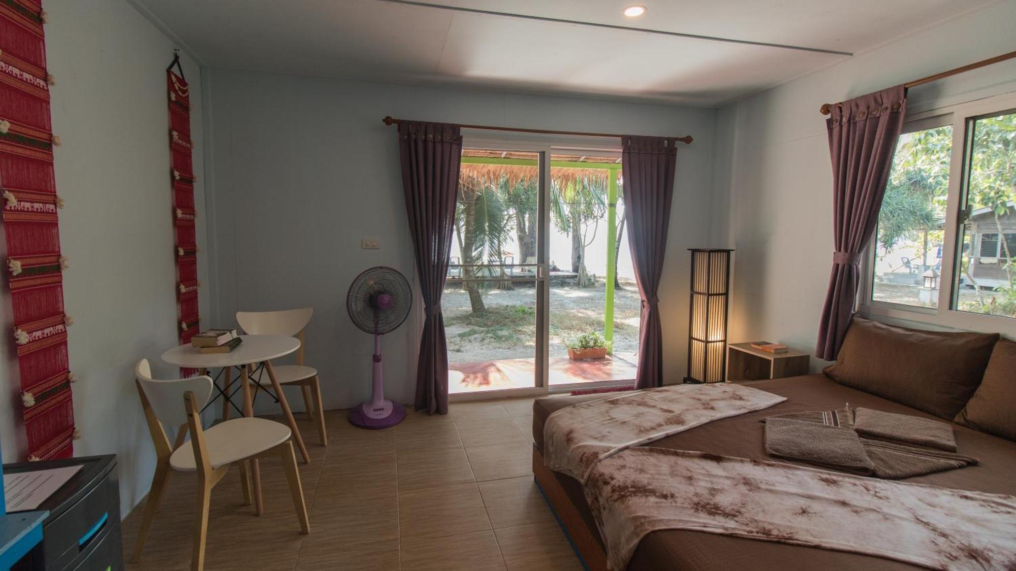 Phayam Friends Hotel Ко Паям Екстериор снимка