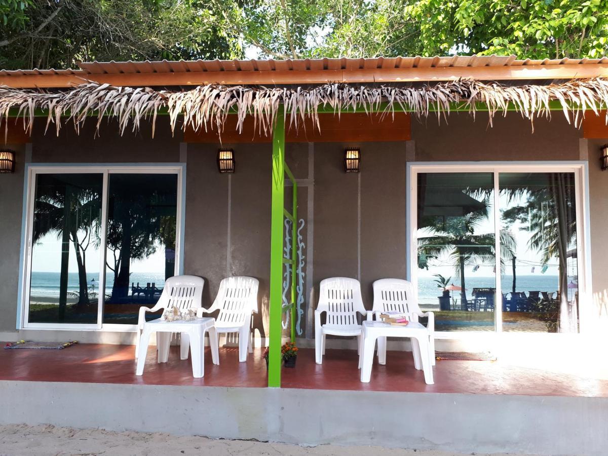 Phayam Friends Hotel Ко Паям Екстериор снимка